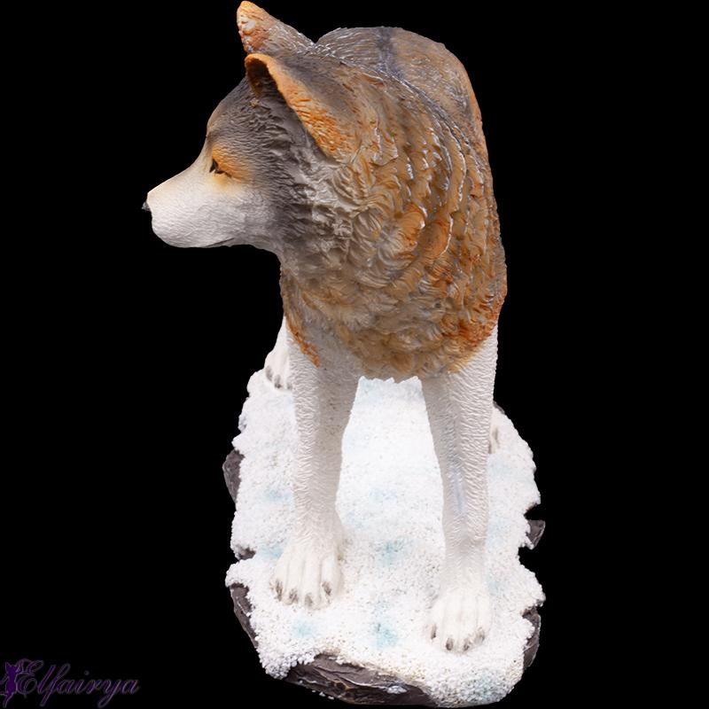 Wolf stehend im Schnee